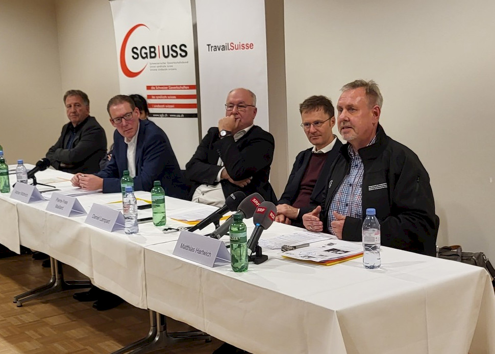 Matthias Hartwich (rechts) an der Medienkonferenz.