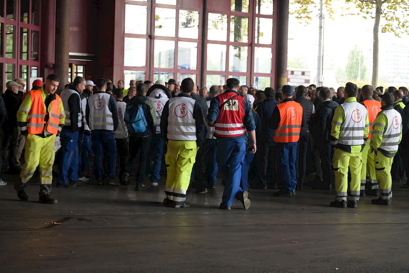 SEV und Transfair haben ihre Streikwarnung vorläufig ausgesetzt und Verhandlungen bis zum 24. März zugestimmt. Bis dahin gibt es also keinen Streik – wie letztmals im Oktober 2022 (Bild).