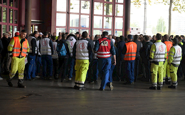 SEV und Transfair haben ihre Streikwarnung vorläufig ausgesetzt und Verhandlungen bis zum 24. März zugestimmt. Bis dahin gibt es also keinen Streik – wie letztmals im Oktober 2022 (Bild).