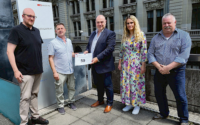 Übergabe der Petition mit 59 Unterschriften am 16. Juli am Bollwerk in Bern an den Leiter ZFR.