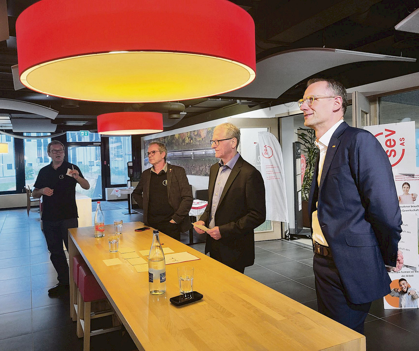 De droite à gauche : Alexander Muhm (CEO de Cargo), Peter Moor (modérateur), Philipp Hadorn (secrétaire syndical SEV) et Peter Käppler (président central AS).