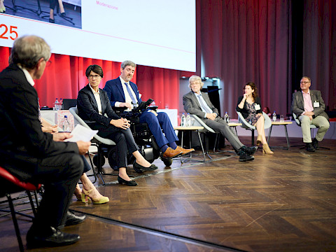 Podium "Welchen &ouml;V wollen wir?" / &copy;Manu Friederich