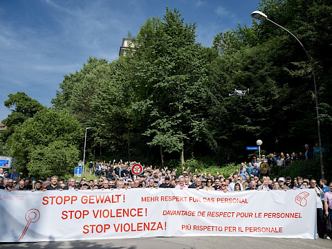 Gruppenbild zur Aktion "Stopp Gewalt!" / &copy;Manu Friederich