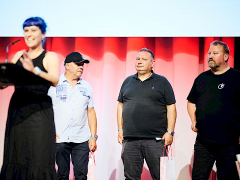 Die Topwerber Fritz Haenni, Philippe Schibli und Walter Pizzolante (von rechts) mit Gewerkscchaftssekret&auml;rin Stefanie F&uuml;rst / &copy;Manu Friederich