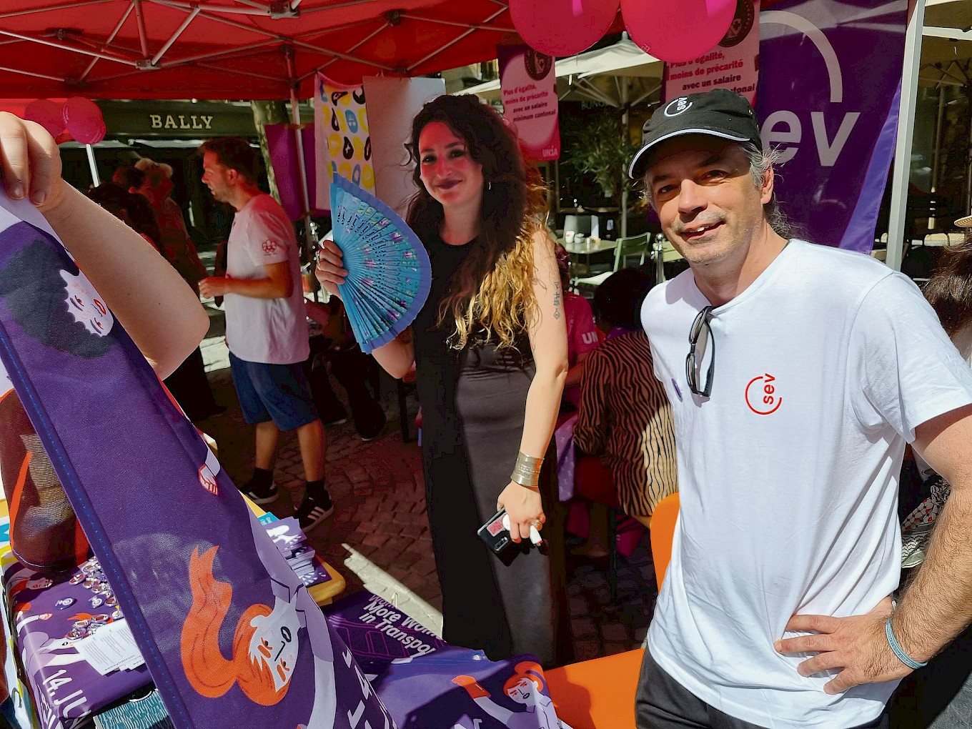Pin's, Tote Bags, Flugblätter oder feministische Fahnen: Der SEV-Stand in Lausanne war gut besucht.