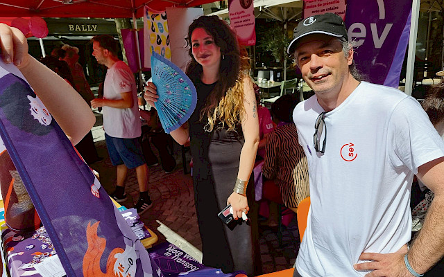 Pin's, Tote Bags, Flugblätter oder feministische Fahnen: Der SEV-Stand in Lausanne war gut besucht.