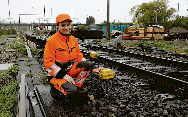Nina Aebi, Sicherheitsanlagen-Technikerin