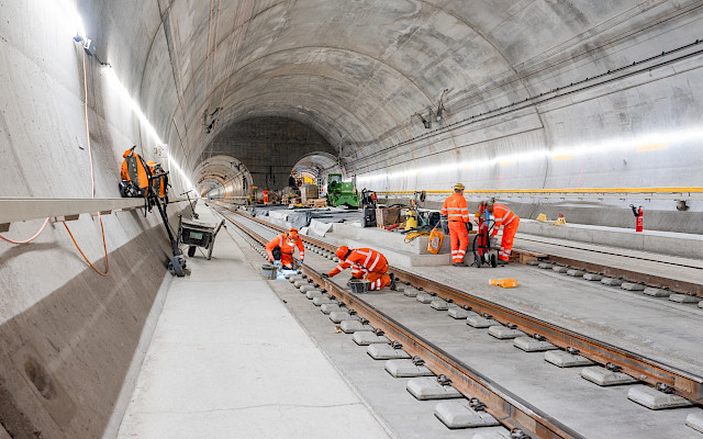 È necessario prevedere risorse sufficienti non solo per la costruzione, ma anche per la manutenzione e la gestione delle infrastrutture, compreso il personale necessario. Ciò vale anche per l'esercizio ferroviario. © FFS