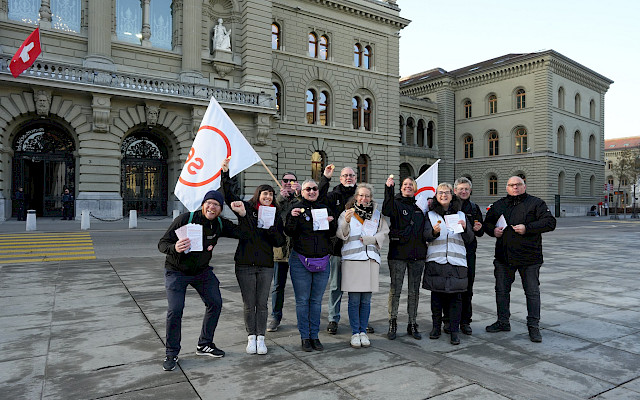 Aktion des SEV vor dem Bundeshaus gegen Kürzungen beim ÖV