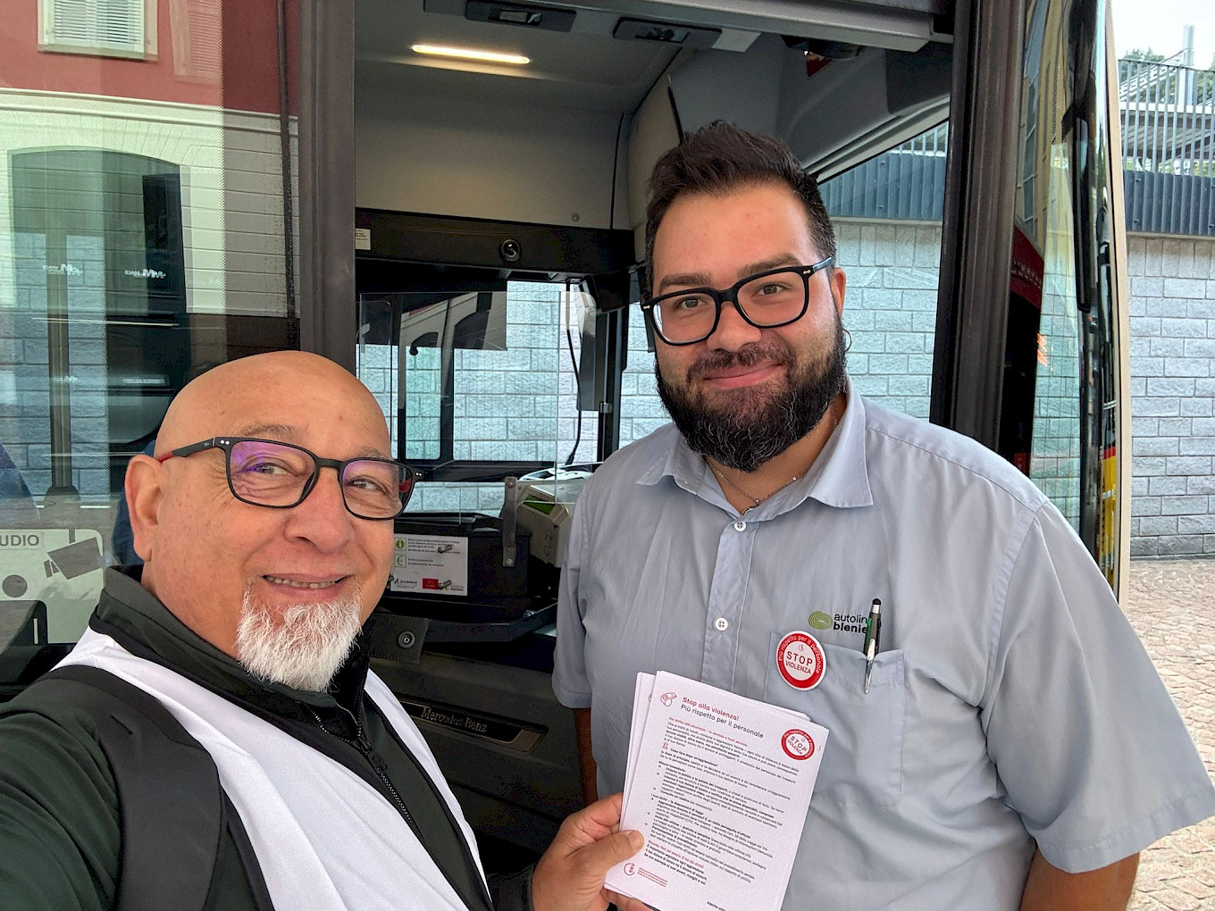 Gilbert D'Alessandro (links) verteilt Flugblätter gegen Gewalt im öV