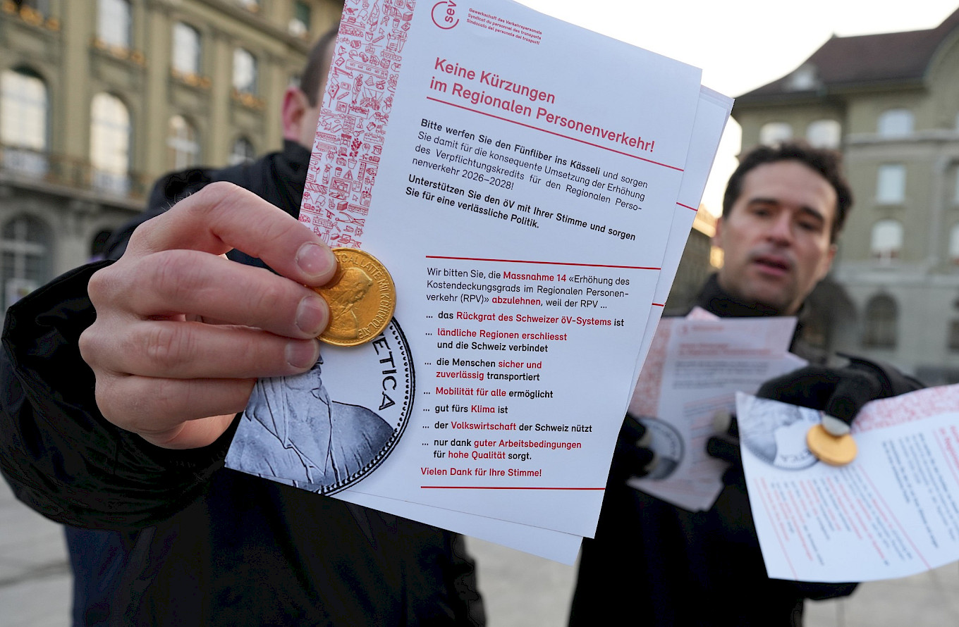 Schokolade-Fünfliber-Aktion vor dem Bundeshaus, um gegen Kürzungen im RPV zu kämpfen.