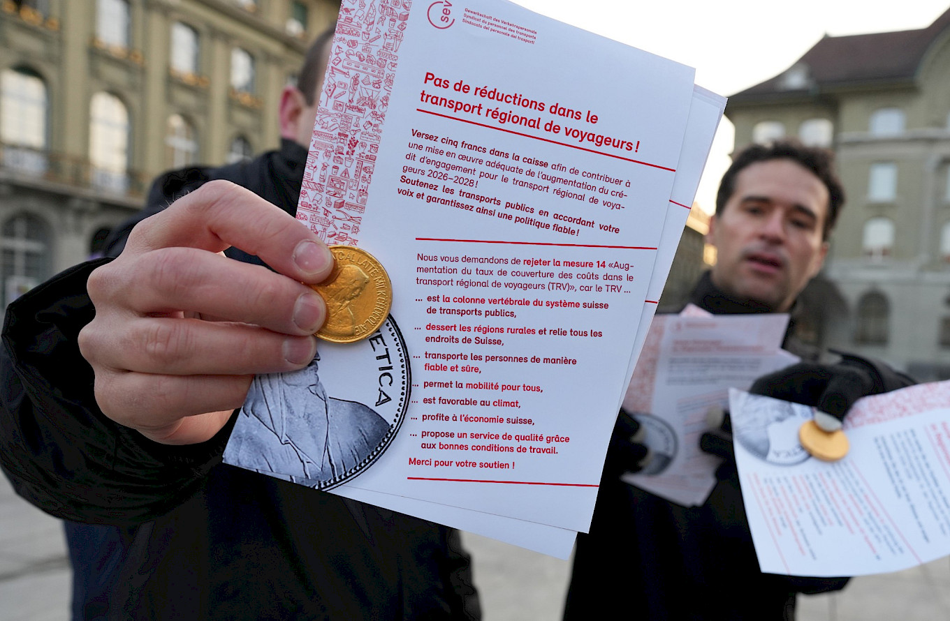 Action « cinq francs au choco » devant le Palais fédéral contre les coupes budgétaires dans le TRV.