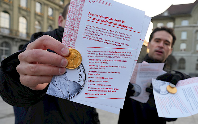 Action « cinq francs au choco » devant le Palais fédéral contre les coupes budgétaires dans le TRV.