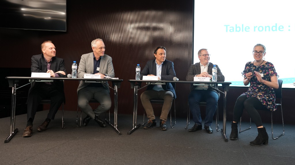 Vertreter der Beh&ouml;rden (Kanton Waadt, BAV, KAnton Wallis, SECO) diskutieren.