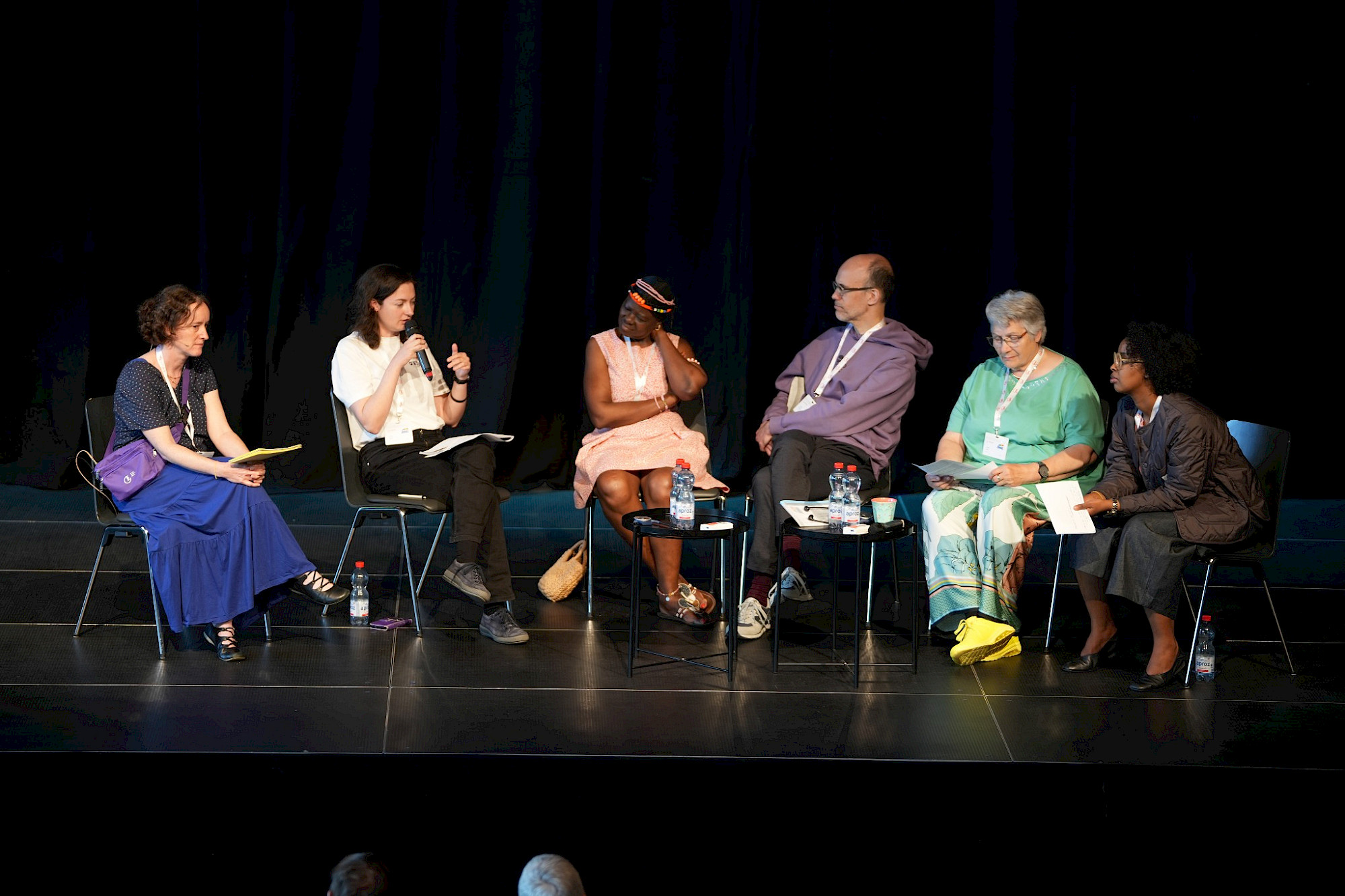 Sibylle Lustenberger, Lirija Sejdi, Lucy Oyubo Osterwalder, Tarek Naguib, Lilian Senn und Idil Abdulle diskutieren über Diskriminierung.