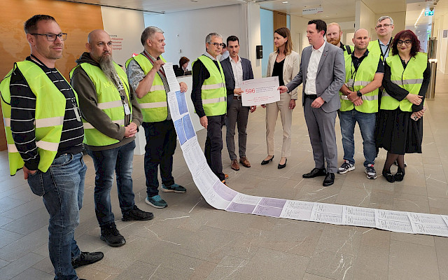 Übergabe der SEV-GATA-Petition mit 596 Unterschriften an Swiss-CEO Jens Fehlinger am Hauptsitz der Swiss in Kloten.