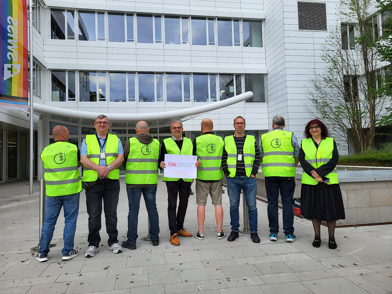 Die SEV-GATA-Delegation am 9. Juni am Swiss-Hauptsitz in Kloten vor der Übergabe der Petition für eine bessere Anerkennung der Leistungen des Personals im GAV an Swiss-CEO Jens Fehlinger.