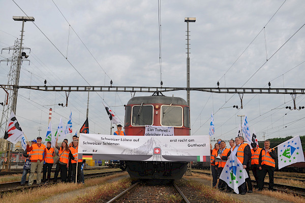 Die Gewerkschafter haben im Rangierbahnhof Muttenz bei Basel ihre Forderung mit einer symbolischen Blockade des Güterverkehrs unterstrichen
