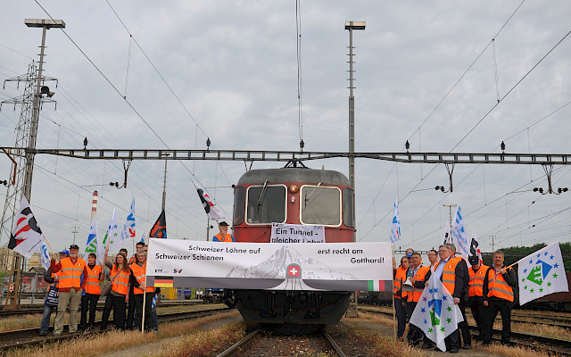 Die Gewerkschafter haben im Rangierbahnhof Muttenz bei Basel ihre Forderung mit einer symbolischen Blockade des Güterverkehrs unterstrichen