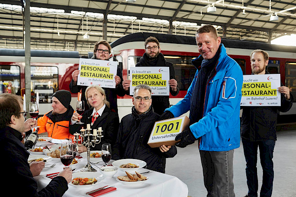 Bahnhof Luzern, 27. November 2017: Übergabe der Petition für ein Personalrestaurant im Bahnhof Luzern durch Urs Langenstein, Interimspräsident der SEV-VPT-Sektion Zentralbahn, an Marc Siegrist, HR SBB (Leiter Compensation & Benefits). Foto: Jakob Ineichen