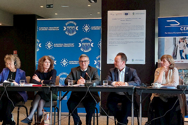 Von links nach rechts: Maria Cristina Marzola, ETF Railway Section Vice-Chair; Sabine Trier Deputy General Secretary of ETF; Giorgio Tuti, ETF Railway Section Chair; Matthias Rohrmann, President of the EU Sectoral Social Dialogue for Railways; Sophie Dutordoir, Member of the CER Management Committee and CEO of NMBS/SNCB