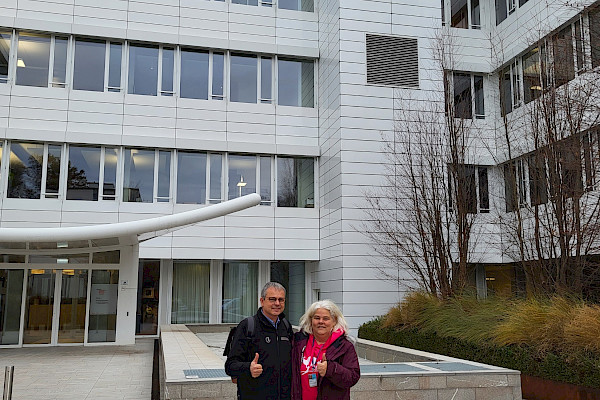Philipp Hadorn, Gewerkschaftssekretär und Präsident SEV-GATA und Sandra Häfeli, Vorstandsmitglied SEV-GATA vor dem Swiss-HQ Obstgarten in Kloten.