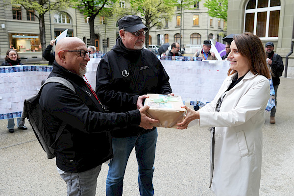 Übergabe Vernehmlassungsantwort an Emanuela Tonasso, Mediensprecherin EFD, durch VPT-Zentralpräsident Gilbert D'Alessandro und SEV-Präsident Matthias Hartwich (© SEV, Michael Spahr)