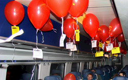 Ballons gonflées dans un train
