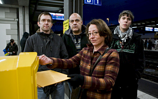 Bistro-Stammgäste werfen am Bahnhof Weinfelden gemeinsam die Couverts mit den Unterschriftenbogen in den Briefkasten. (Foto: Tanja Demarmels/Ex-Press)