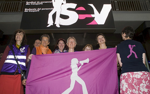Donne del SEV davanti all'E-Board à Berna