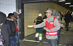 Membre SEV Carmelo Scuderi distribuant les cartes à la gare de Lausanne